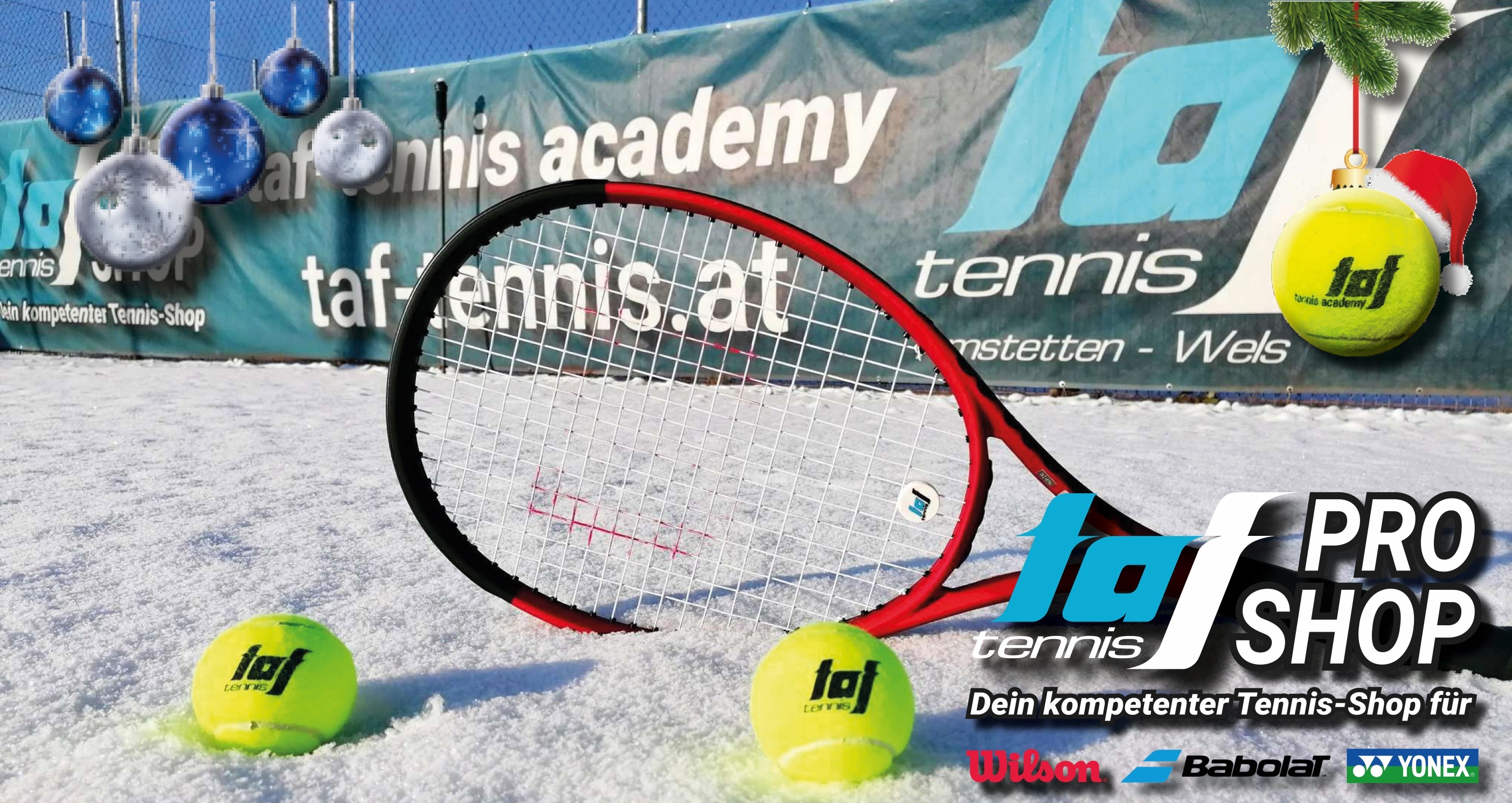 Tennisschläger und taf-Tennisbälle an einem sonnigen Wintertag am schneebdeckten Tenisplatz