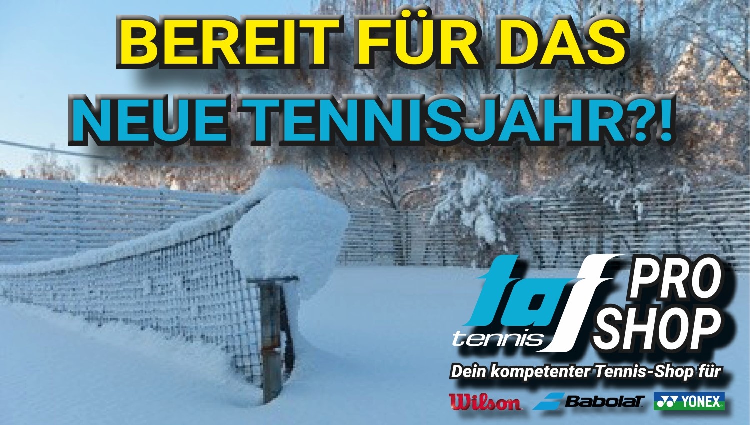 Tiefwinterlicher und verschneiter Tennisplatz mit einem Netz im Vordergrund sowie einem Zaun und Bäumen im Hintergrund